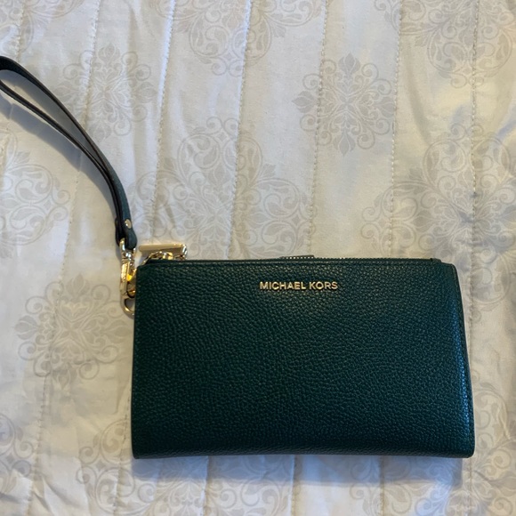 Michael Kors Handbags - Michael Kors Wristlet/Wallet
